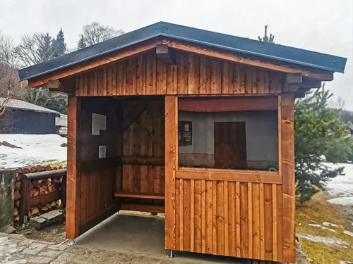 dřevěná zastávka Borová Lada