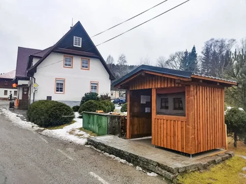 dřevěná zastávka Borová Lada