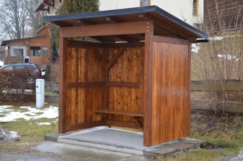dřevěná autobusová zastávka otevřená s pultovou střechou
